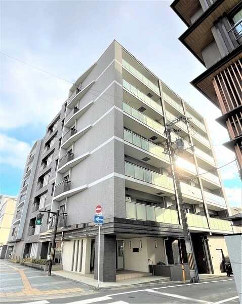 京阪本線「清水五条」駅 徒歩3分の好立地。地上7階建の最上階部分、眺望良好な西向き住戸です。