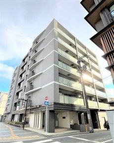 京阪本線「清水五条」駅 徒歩3分の好立地。地上7階建の最上階部分、眺望良好な西向き住戸です。