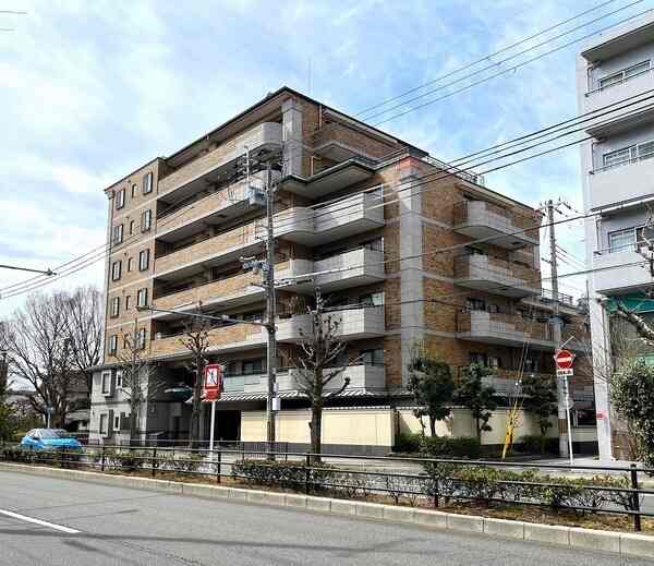 1998年8月築。竹中工務店施工、7階建・総戸数34戸のマンションです。最寄りのバス停まで徒歩1分。