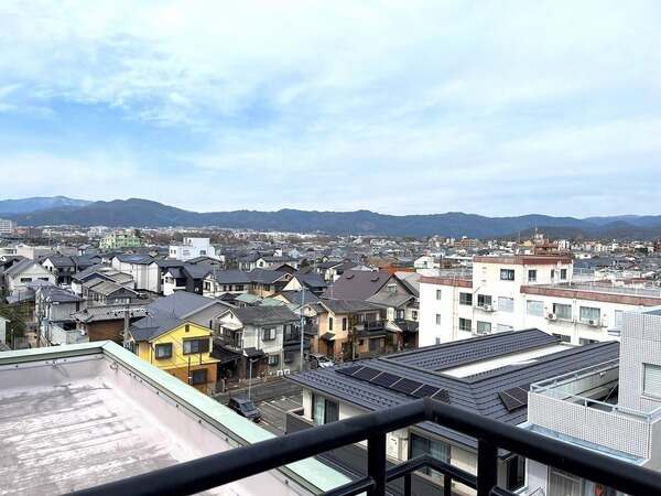 北側の眺望です。ルーフバルコニーからは京都の夏の風物詩「五山の送り火」が望めます(天候による)。