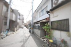 幅員約4mの北側私道に接道。第一種住居地域内の平坦地に位置し、穏やかで暮らしやすい住環境です。