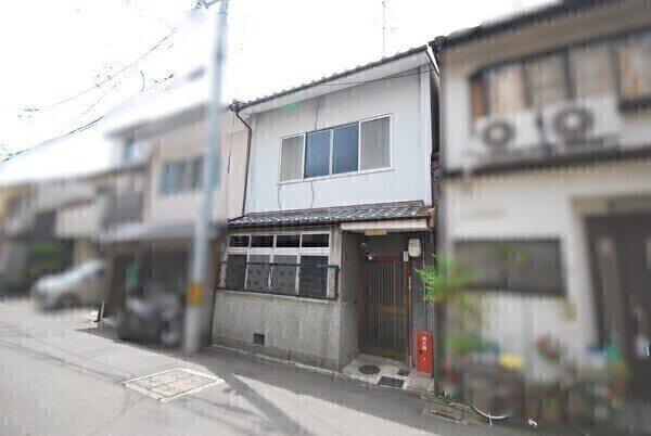 和室が5部屋、洋室が1部屋設けられています。洋室や2階の和室、浴室など各所に窓があり、通風良好です。
