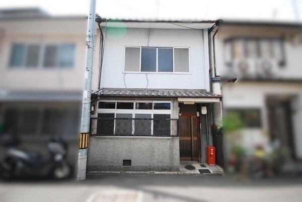 JR山陰本線「丹波口」駅へ徒歩9分。土地面積約18.19坪(60.16平米)、2階建の住まいです。