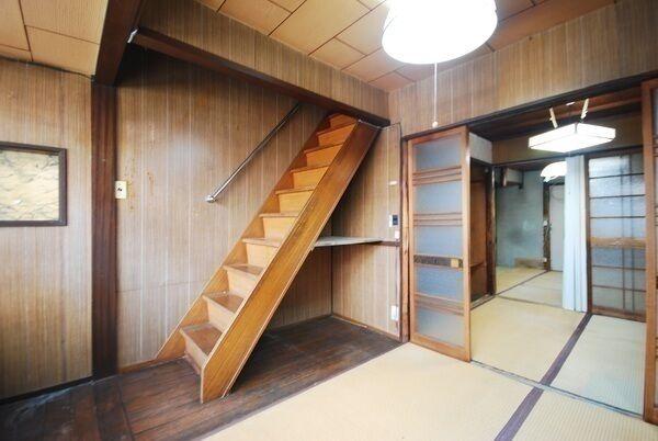 玄関近くの和室です。階段には安全性を高める手すりが備わっています。階段下は収納として活用可能です。
