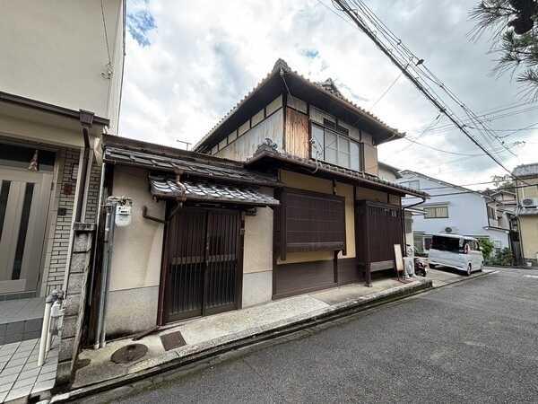 京阪鴨東線「神宮丸太町」駅徒歩17分、地下鉄東西線「東山」駅徒歩21分。木造2階建の住まいです。