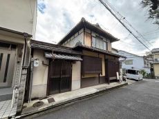 京阪鴨東線「神宮丸太町」駅徒歩17分、地下鉄東西線「東山」駅徒歩21分。木造2階建の住まいです。