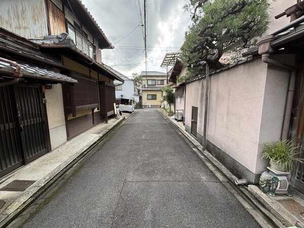 前面道路は北側幅員約3.6m私道。落ち着いた住環境が保たれた第一種低層住居専用地域内です。
