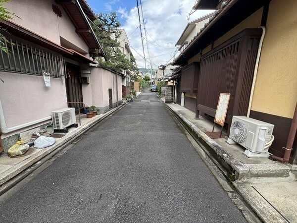 多彩な生活施設が徒歩圏内。「平安神宮神苑」まで約750mと、京都らしさを満喫できるロケーションです。