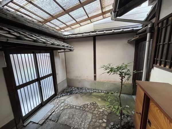 玄関の様子です。ゆったりとした土間部分は、内と外をつなぐ空間として多目的に活用できそうです。