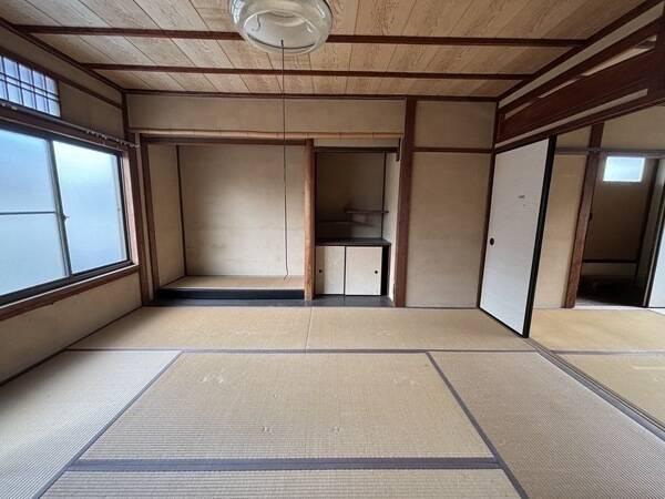 2階・約8帖の和室です。隣接する約4.5帖の和室と一体利用も可能で、大人数の集まりにも対応できます。