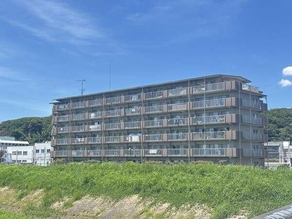 総戸数53戸、地上7階建のRC構造マンション。三菱地所コミュニティにより日勤管理されています。