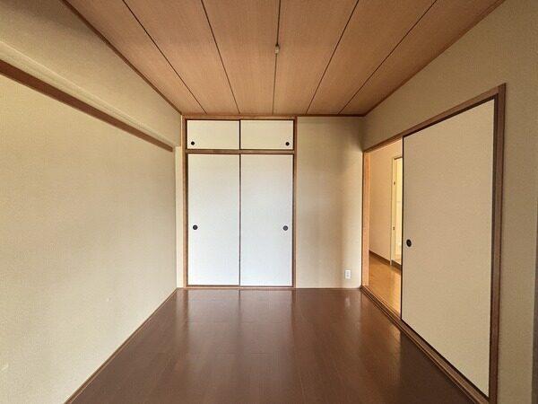 隣接の洋室と廊下、両方から出入り可能な洋室。ライフスタイルに合わせてフレキシブルに活用できます。