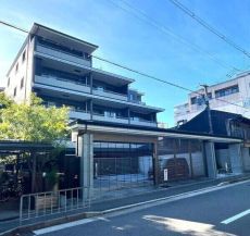 2013年11月築。RC造5階建、総戸数31戸のマンションです。管理員により日勤管理されています。