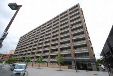 JR山陰本線「二条」駅・地下鉄東西線「二条」駅徒歩1分の好立地。商業施設すぐそばの便利な住環境です。