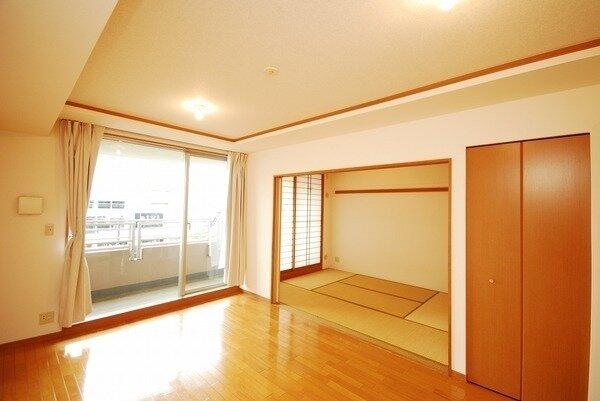 南向きバルコニーに面し、陽当りの良い団らん空間。LDは隣接の和室と一体利用し、広々と使えます。
