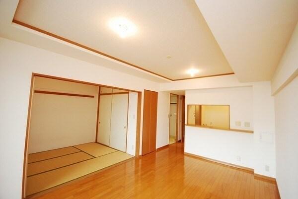 物入があり、普段使いするものの収納に役立ちます。キッチンと洗面所が近く、水回りの家事動線が良好です。