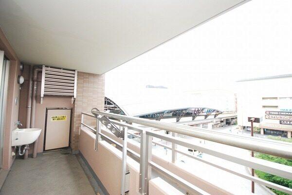 花台が備わり、彩り豊かな空間づくりを楽しめます。汚れものの洗濯に重宝するスロップシンク付きです。