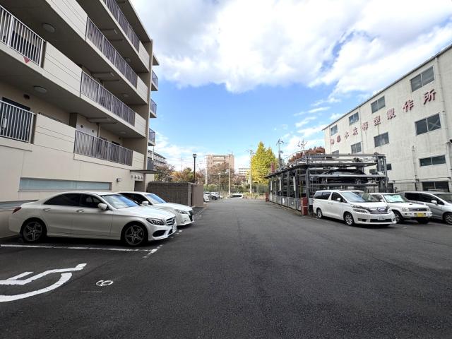 駐車場(共用設備)  写真撮影日：2025-11-14