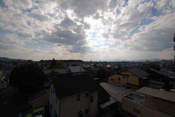 高い建物が近接していないため、眺望良好です。採光・通風を妨げられず、開放感が感じられます。