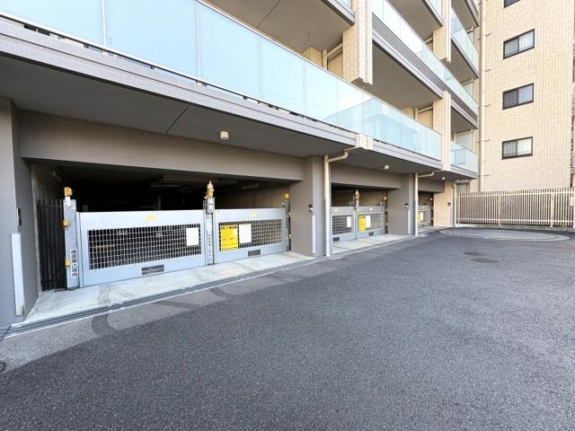 駐車場(共用設備)  写真撮影日：2025-12-20