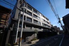 2018年7月築、総戸数37戸のRC造。地下鉄烏丸線「烏丸御池」駅徒歩8分他、複数沿線利用可能です。