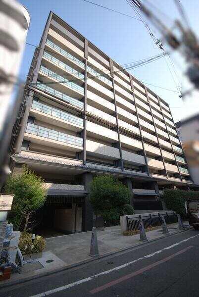 三菱地所コミュニティによる日勤管理体制です。モニタ付きインターホン、オートロックが採用されています。