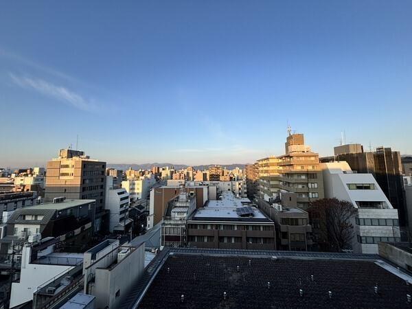 11階建10階部分に位置します。バルコニーには掃除などに便利なスロップシンクが設けられています。