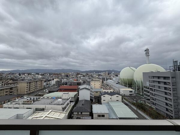 天気の良い日は気持ちの良い青空が楽しめそうです。ぜひ現地で実際の陽当り状況や眺望をお確かめください。