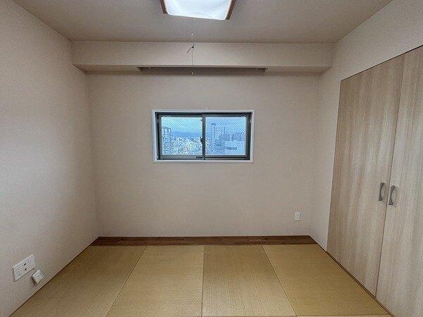 横になって寛いだり洗濯物を畳んだりと、多目的に活躍する和室。かさばる物も収納できる押入がございます。