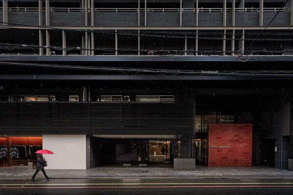 阪急京都線「烏丸」駅徒歩4分、東洞院通沿いに立地。ペットと暮らせるマンションです(細則有り)。