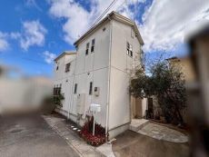 白とベージュの中間色を基調にした、上品で落ち着きのある外観です。