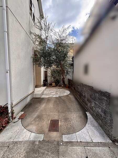 戸建て住宅につき、敷地内に駐車場1台分ございます。