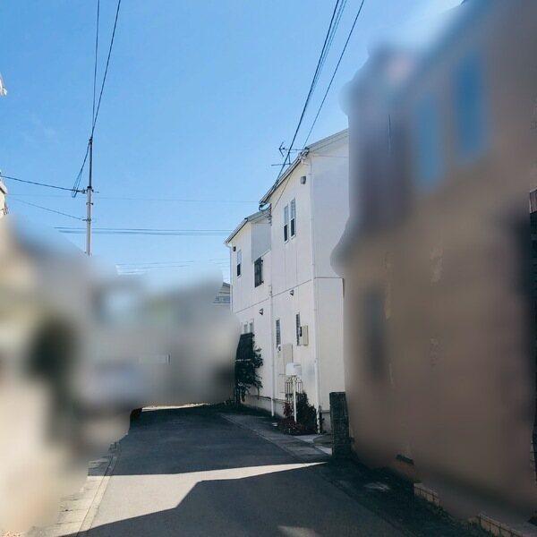 前面道路はゆとりある幅員があります。