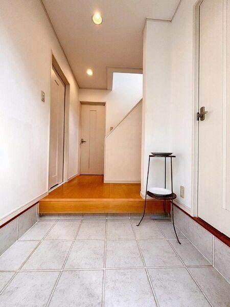 土間はタイル仕様、お手入れしやすく高級感のある空間です。家具・調度品は販売対象には含まれません。