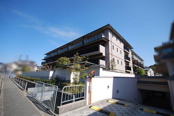 地上4階地下1階建、総戸数43戸のRC造マンションです。管理会社による日勤管理が行われています。