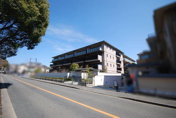 「朝露ヶ原町」バス停徒歩1分、地下鉄烏丸線「北大路」駅も利用できます。ペット飼育可です(規約有り)。