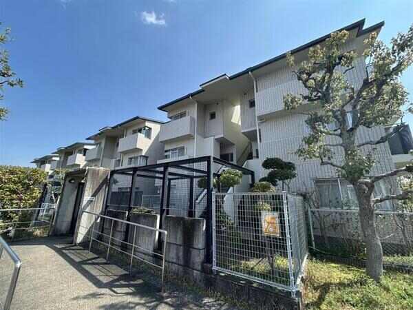 地上3階建2階部分に位置する、陽当り・通風良好な南向き住戸です。食品庫や押入など、収納豊富です。