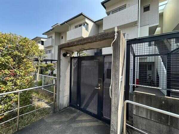 近鉄京都線「高の原」駅徒歩17分の立地です。オートロックが採用されており、防犯面に配慮されています。