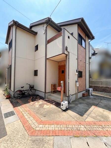 小屋裏収納や2面バルコニーなど、暮らしにゆとりをもたらす設計が魅力。北東角地につき採光も良好です。