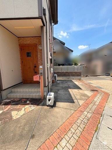 2台駐車可(サイズ現地確認要)。前面道路の幅員は北・東側とも約6mあり、車の出入庫がスムーズです。