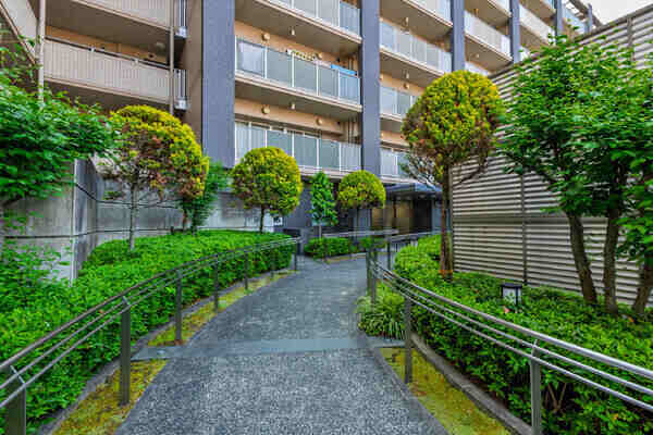 植栽が施された、エントランスアプローチです。緑豊かな癒しの空間が、住民やゲストを迎えます。