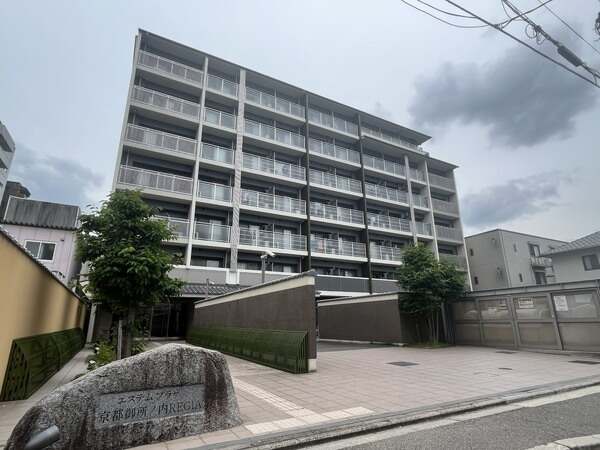 JR東海道本線「西大路」駅徒歩9分。2010年2月築、地上7階建・総戸数92戸のRC構造マンション。