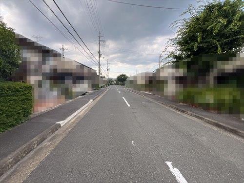前面道路（南東から北西を撮影）