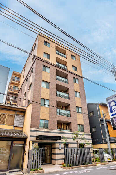地下鉄烏丸線「丸太町」駅徒歩2分、地下鉄烏丸線・東西線「烏丸御池」駅徒歩6分。利便性の高い立地です。