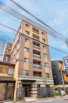 地下鉄烏丸線「丸太町」駅徒歩2分、地下鉄烏丸線・東西線「烏丸御池」駅徒歩6分。利便性の高い立地です。