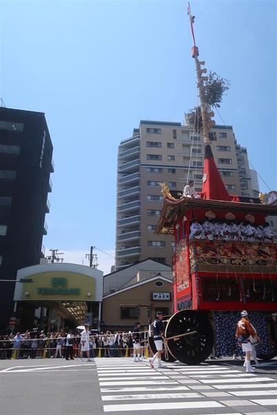 日本三大祭である「祇園祭」がマンションの目の前で行われており、夏の風物詩としてお楽しみいただけます。