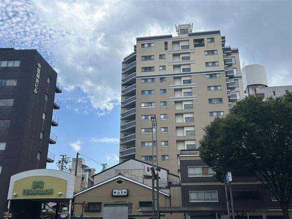 住戸内には、床暖房や食器洗乾燥機、浴室乾燥機などの暮らしをサポートする設備が充実しています。