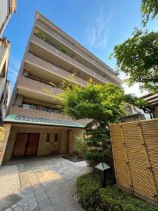 京阪鴨東線「神宮丸太町」駅徒歩7分の立地です。周辺は落ち着いた街並みが広がる文教地区です。