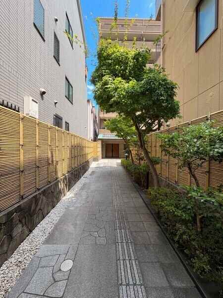 石畳が続き、京都らしい和の趣を身近に感じられる空間。地上7階建、総戸数32戸のマンションです。