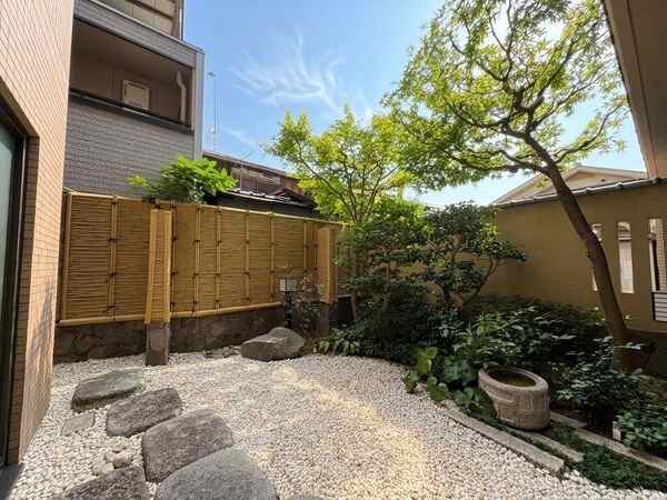 石庭や緑豊かな植栽が施され、ゆったりとくつろげる癒しの空間。ご家族と落ち着いた暮らしが叶います。